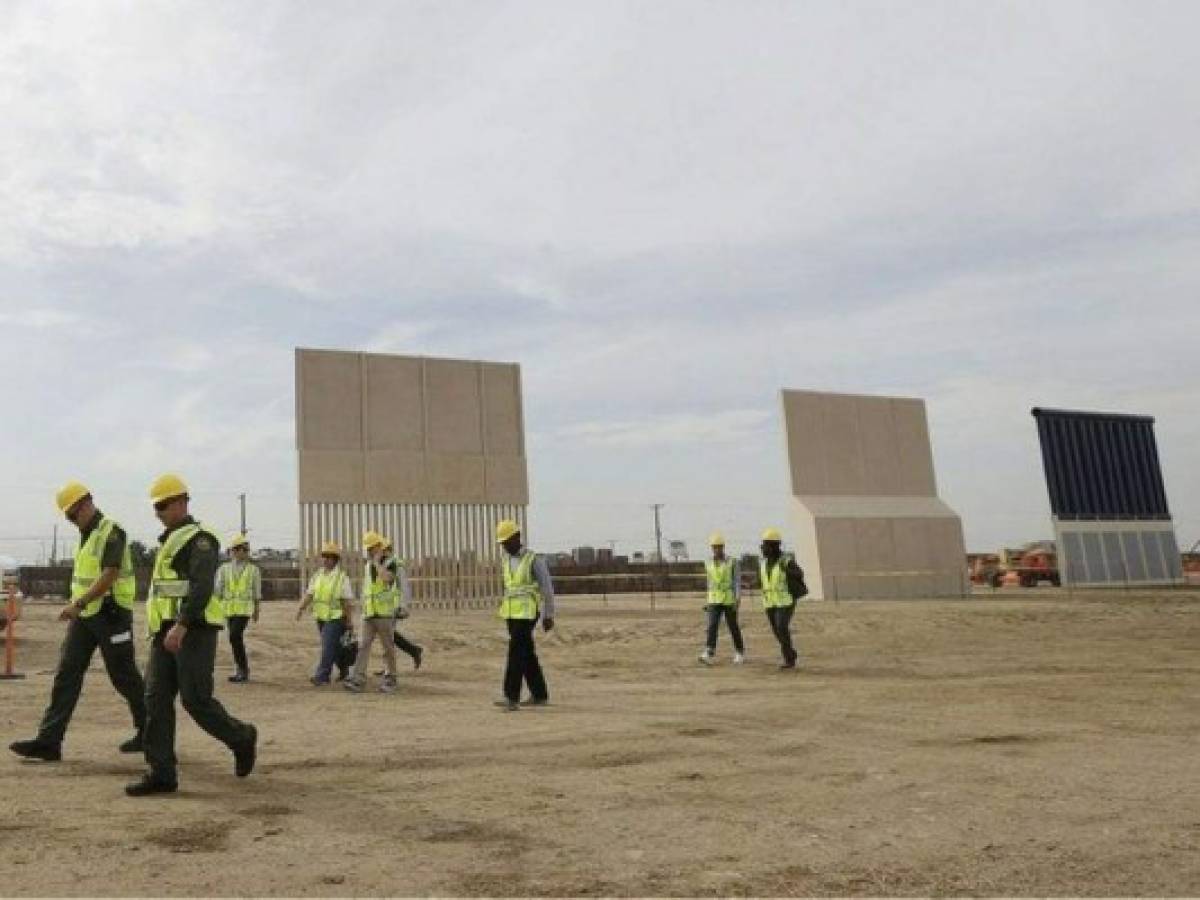 Muros prototipo de Trump sobresalen en desierto fronterizo de México y Estados Unidos