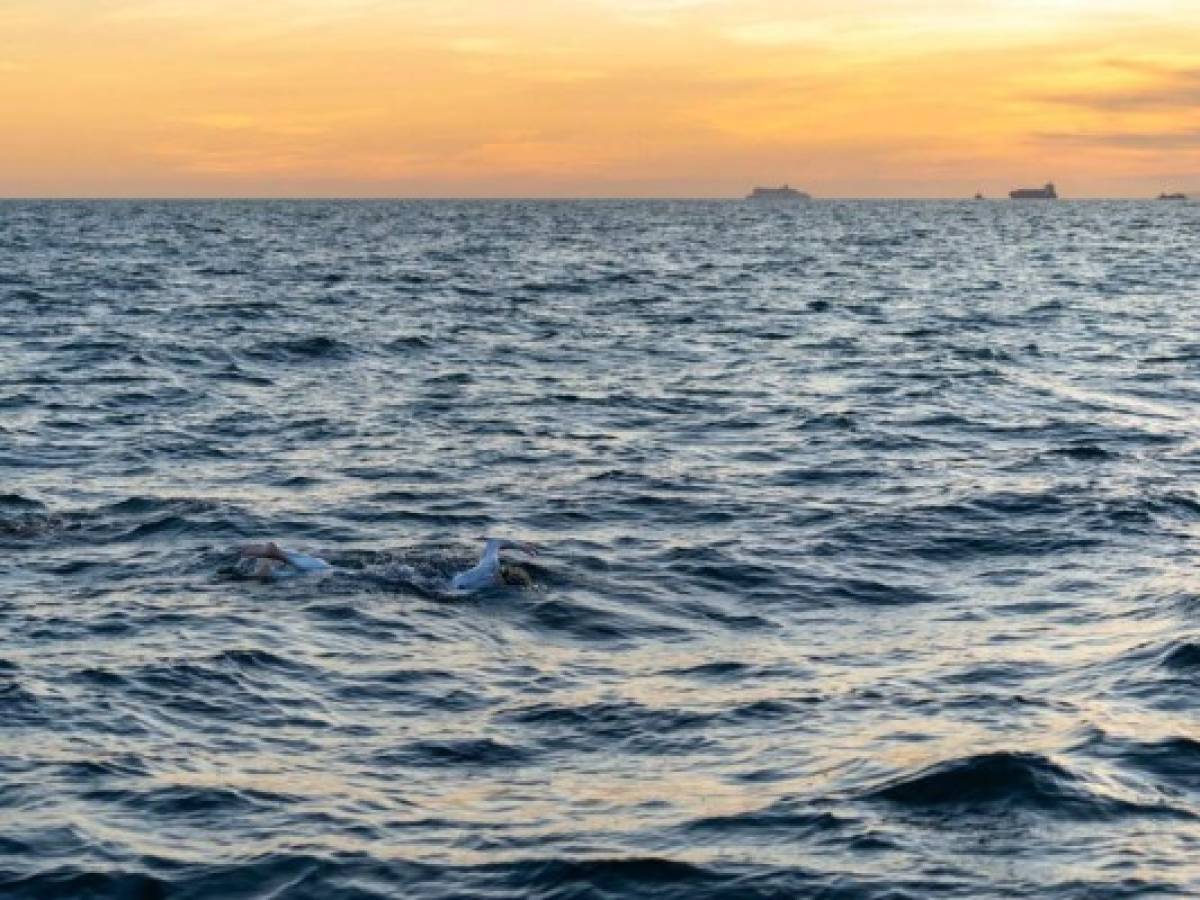 Una estadounidense cruza cuatro veces a nado el canal de la Mancha sin parar