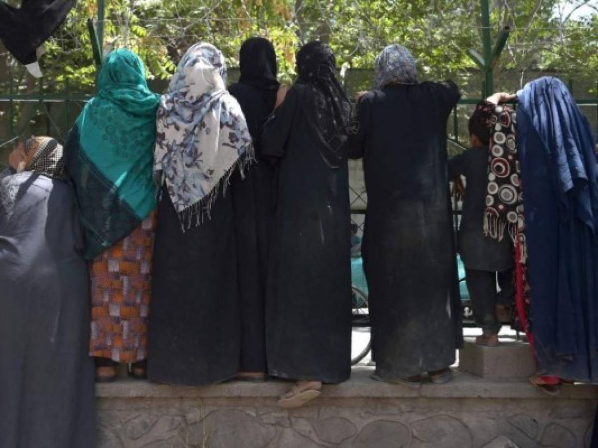 Talibanes matan a mujer que se negó a usar el burka y a varios manifestantes