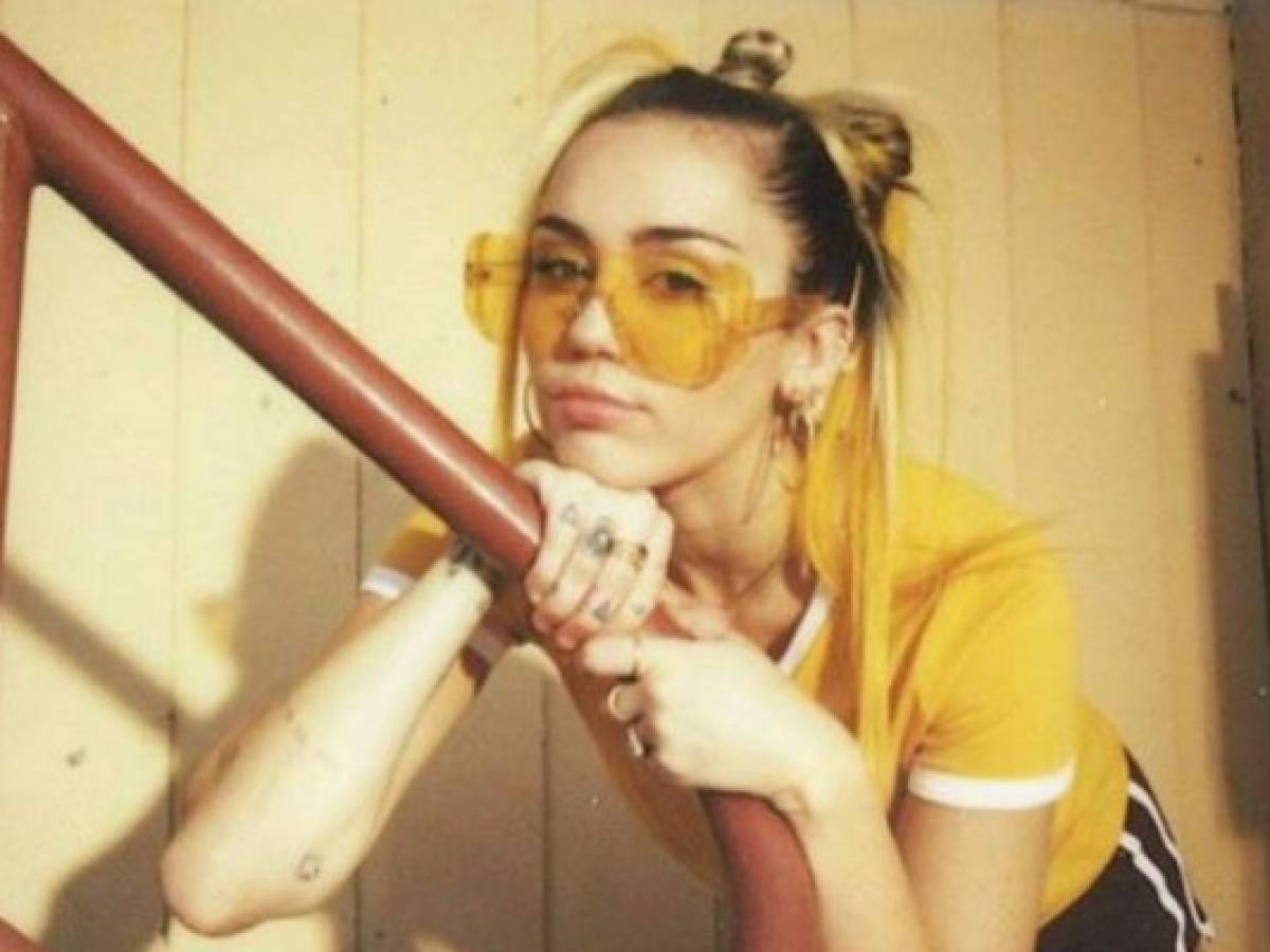 Miley Cyrus recuerda su etapa más sensual y publica fotos sin sostén