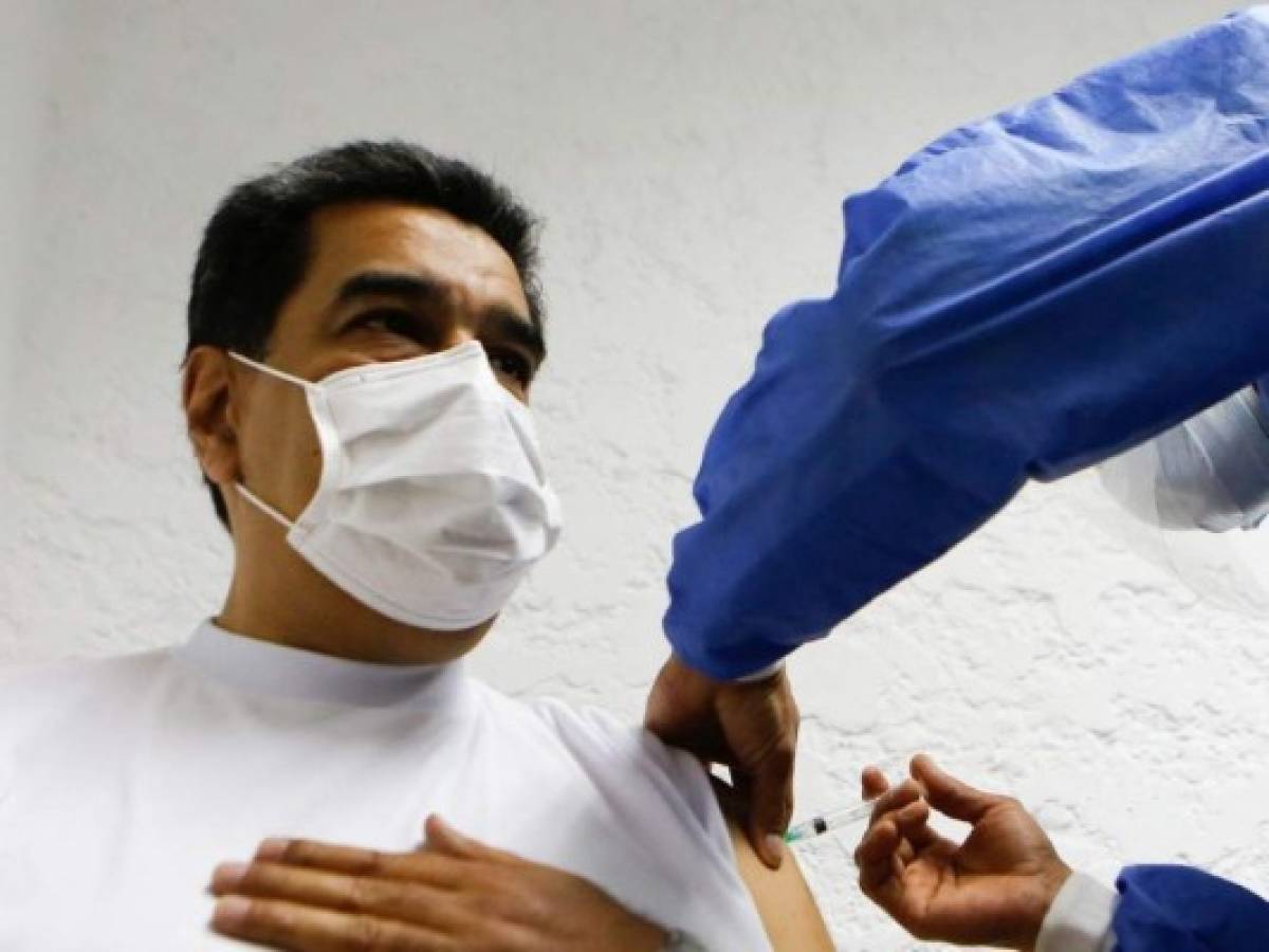 Maduro se vacuna con la Sputnik V, mientras se alista para inmunizar a maestros