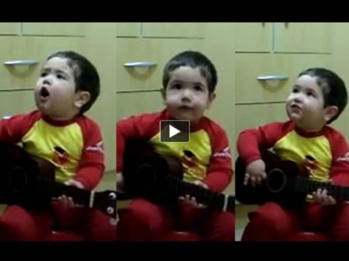 VIDEO: El bebé guitarrista que toca canciones de The Beatles