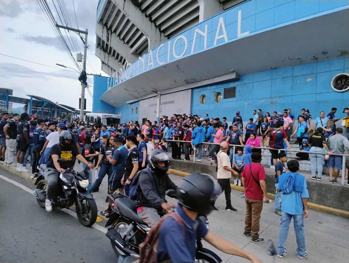 Infiltrados, fiesta de la revo y ambientazo en el Nacional previo al Motagua vs Alajuelense