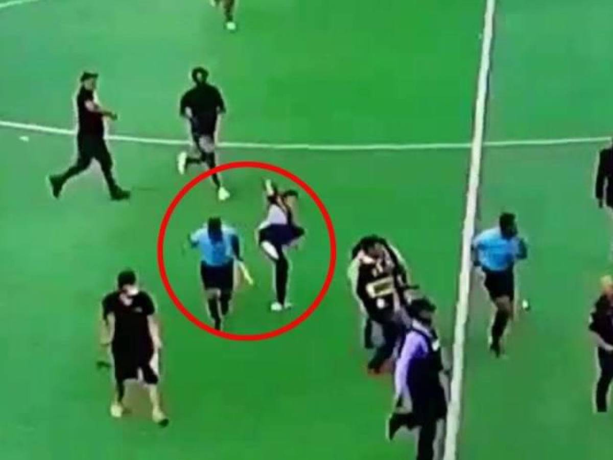 Así fue el momento en el que el antisocial atacó por la espalda a uno de los árbitros del juego luego de que la afición del Real España invadiera la cancha del estadio Olímpico.