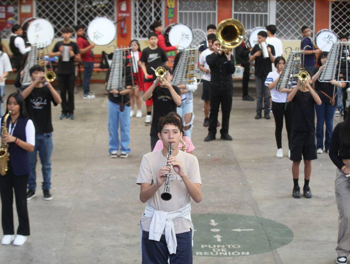 Nuevos talentos del Instituto Santa Mónica listos para desfilar con su banda marcial