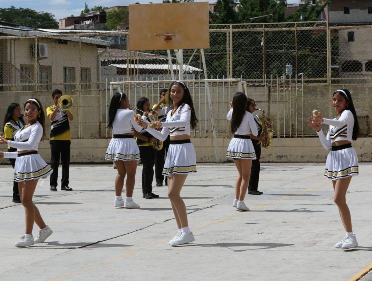 Con impecable sincronía, palillonas del Alfonso Guillén se preparan para los desfiles