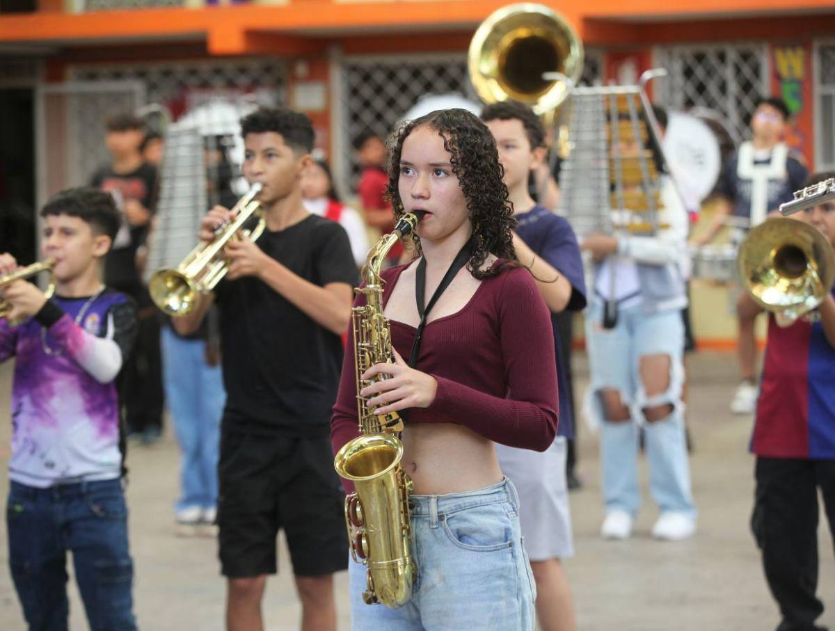 Nuevos talentos del Instituto Santa Mónica listos para desfilar con su banda marcial