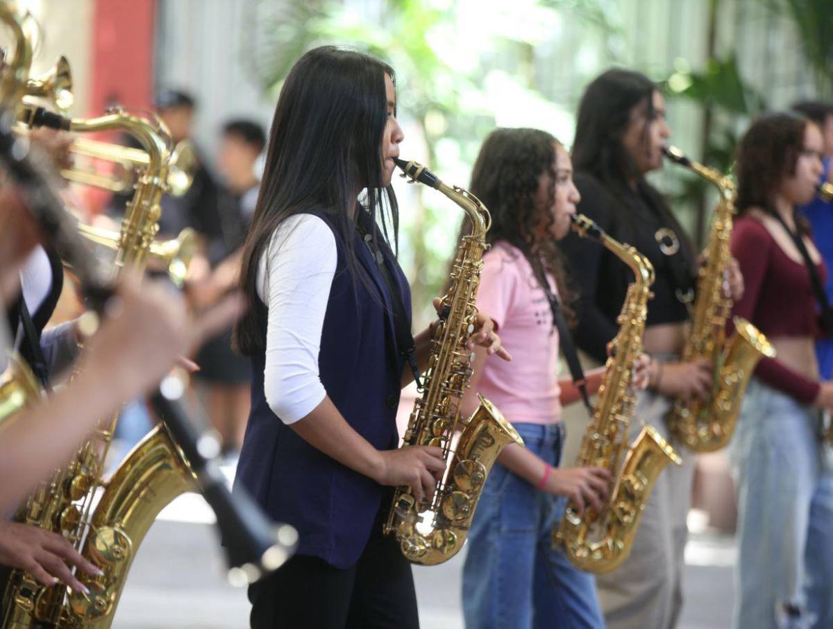 Nuevos talentos del Instituto Santa Mónica listos para desfilar con su banda marcial
