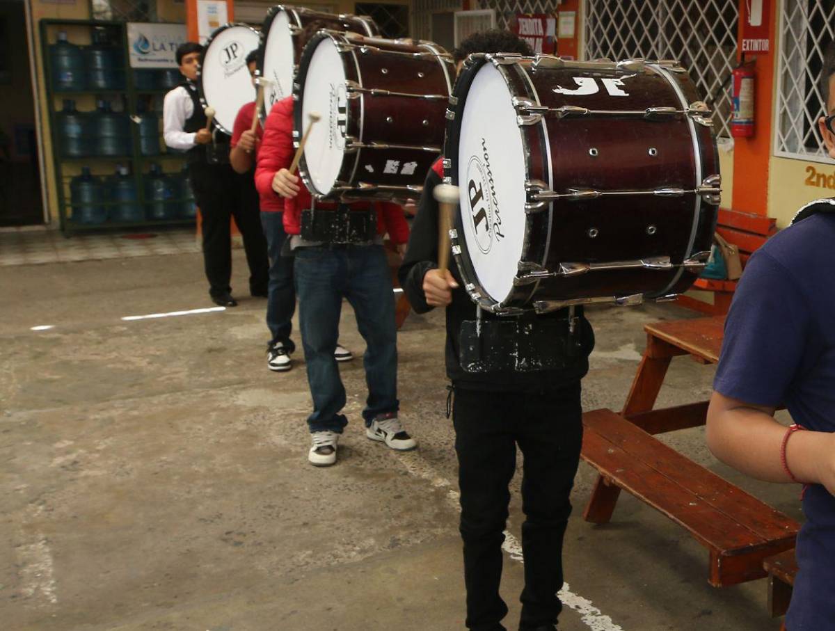 Nuevos talentos del Instituto Santa Mónica listos para desfilar con su banda marcial