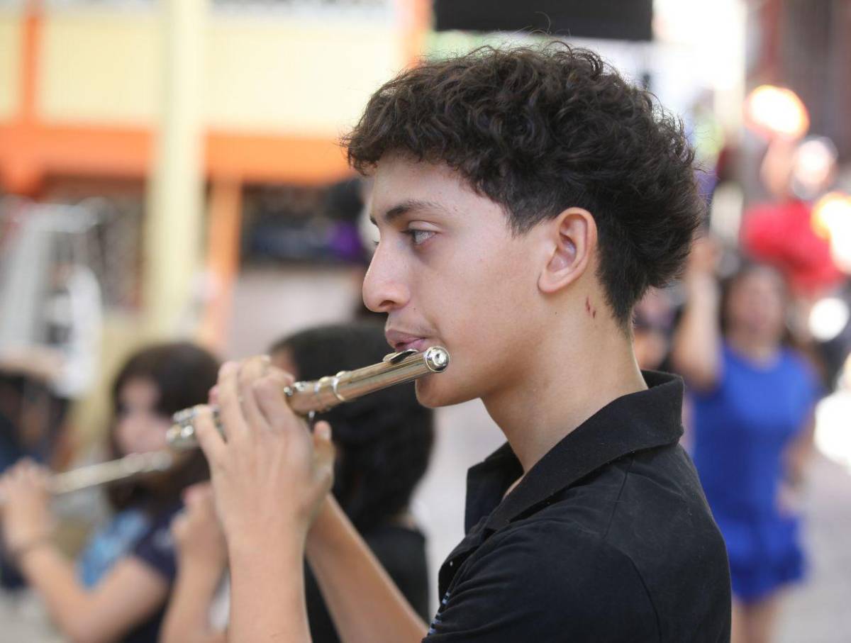Nuevos talentos del Instituto Santa Mónica listos para desfilar con su banda marcial