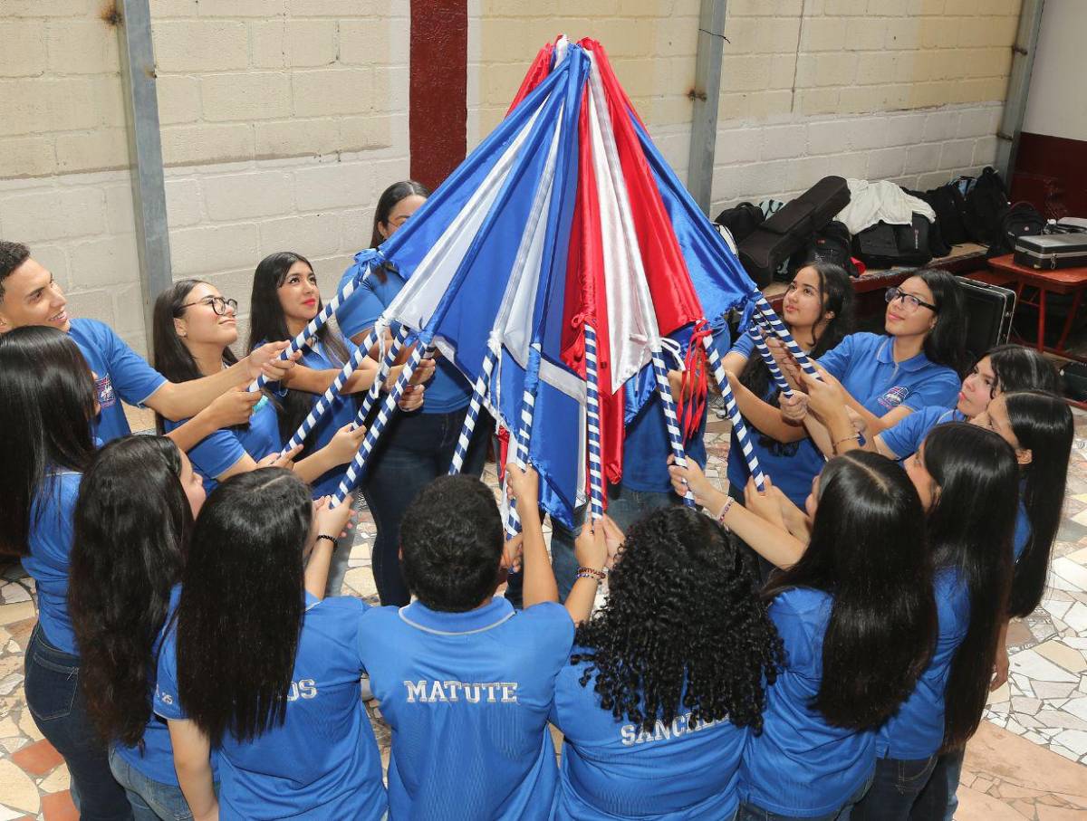 Instituto Liceo San Juan incorpora cuadro artístico 'Color Guard' en los desfiles patrios