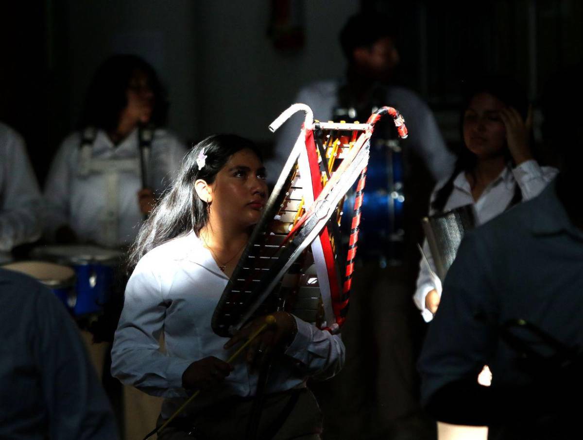 Banda semi-marcial del Abelardo Fortín afina sus ritmos para los desfiles patrios