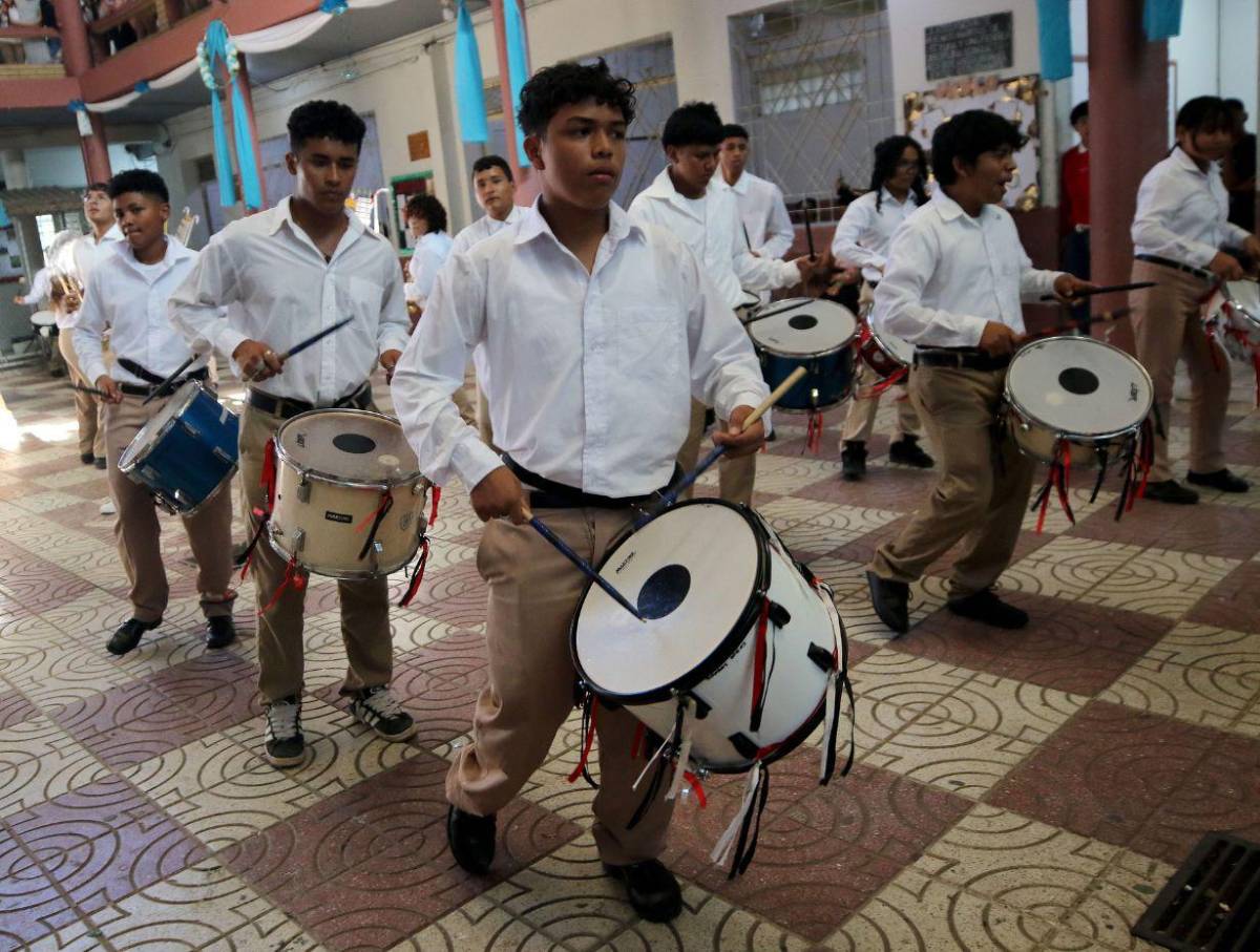 Banda semi-marcial del Abelardo Fortín afina sus ritmos para los desfiles patrios