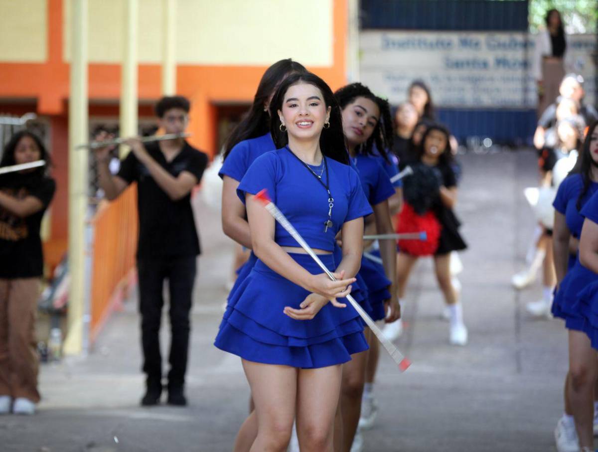 Palillonas del Instituto Santa Mónica esperan conquistar los desfiles 2025