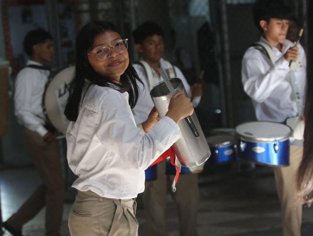 Banda semi-marcial del Abelardo Fortín afina sus ritmos para los desfiles patrios