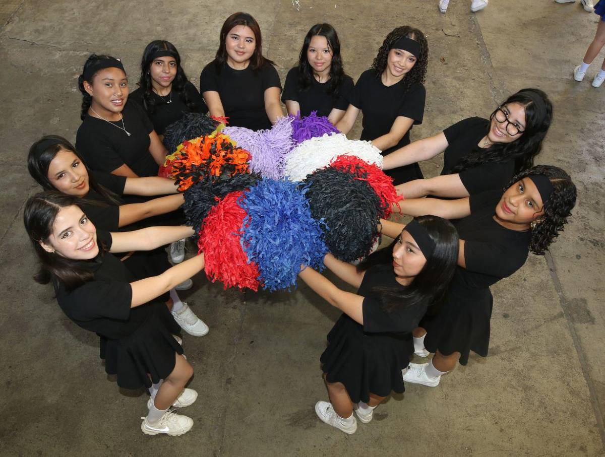 Pomponeras del Santa Mónica ensayan con dedicación para las fiestas cívicas