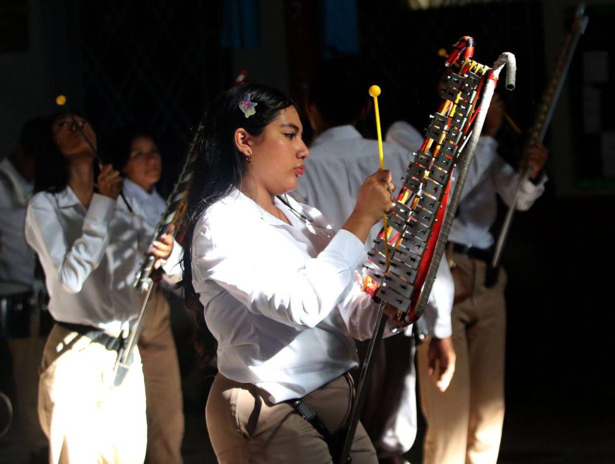 Banda semi-marcial del Abelardo Fortín afina sus ritmos para los desfiles patrios