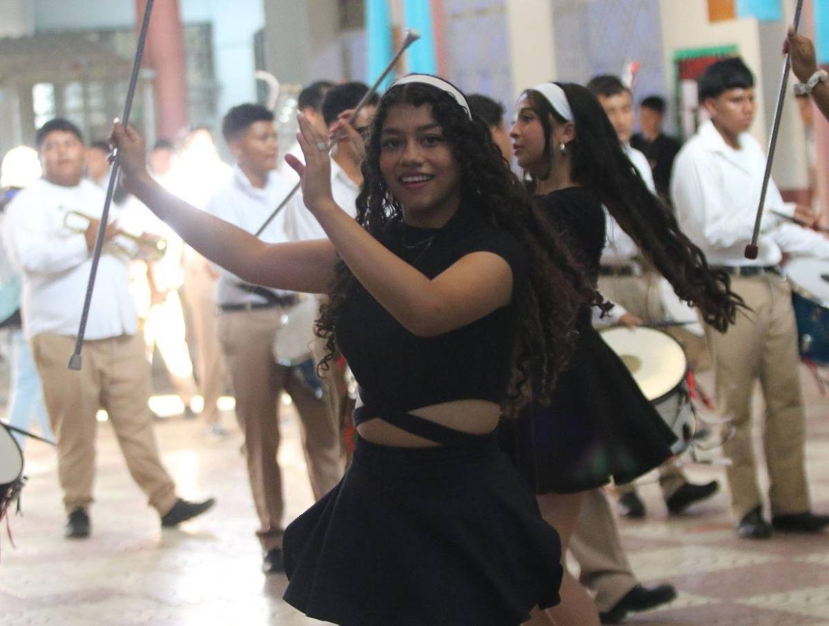 Palillonas del Instituto Abelardo Fortín afinan sus pasos rumbo a los desfiles patrios