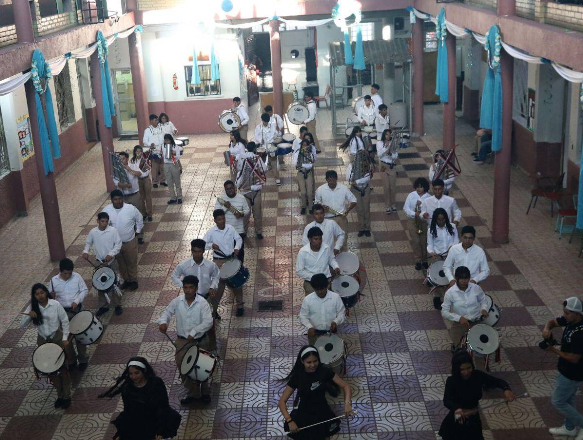 Banda semi-marcial del Abelardo Fortín afina sus ritmos para los desfiles patrios