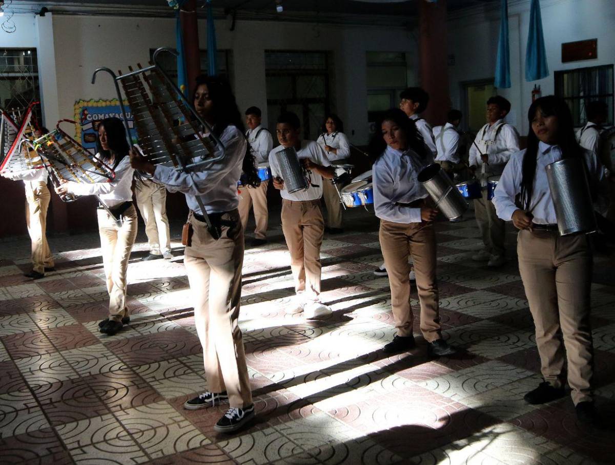 Banda semi-marcial del Abelardo Fortín afina sus ritmos para los desfiles patrios