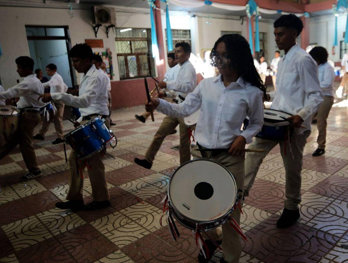 Banda semi-marcial del Abelardo Fortín afina sus ritmos para los desfiles patrios