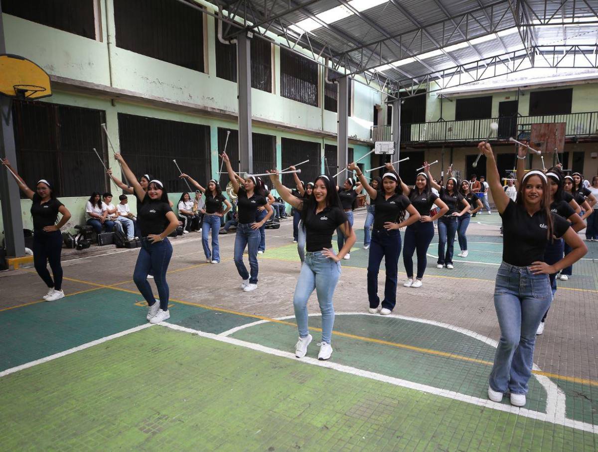Palillonas del emblemático Instituto Mixto Hibueras afinan detalles para los desfiles