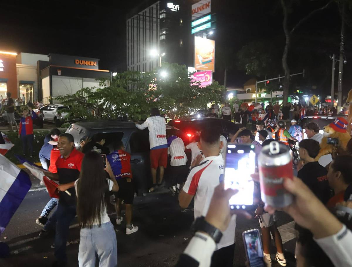 Eufórica celebración de aficionados del Olimpia en calles de San Pedro Sula por copa 40