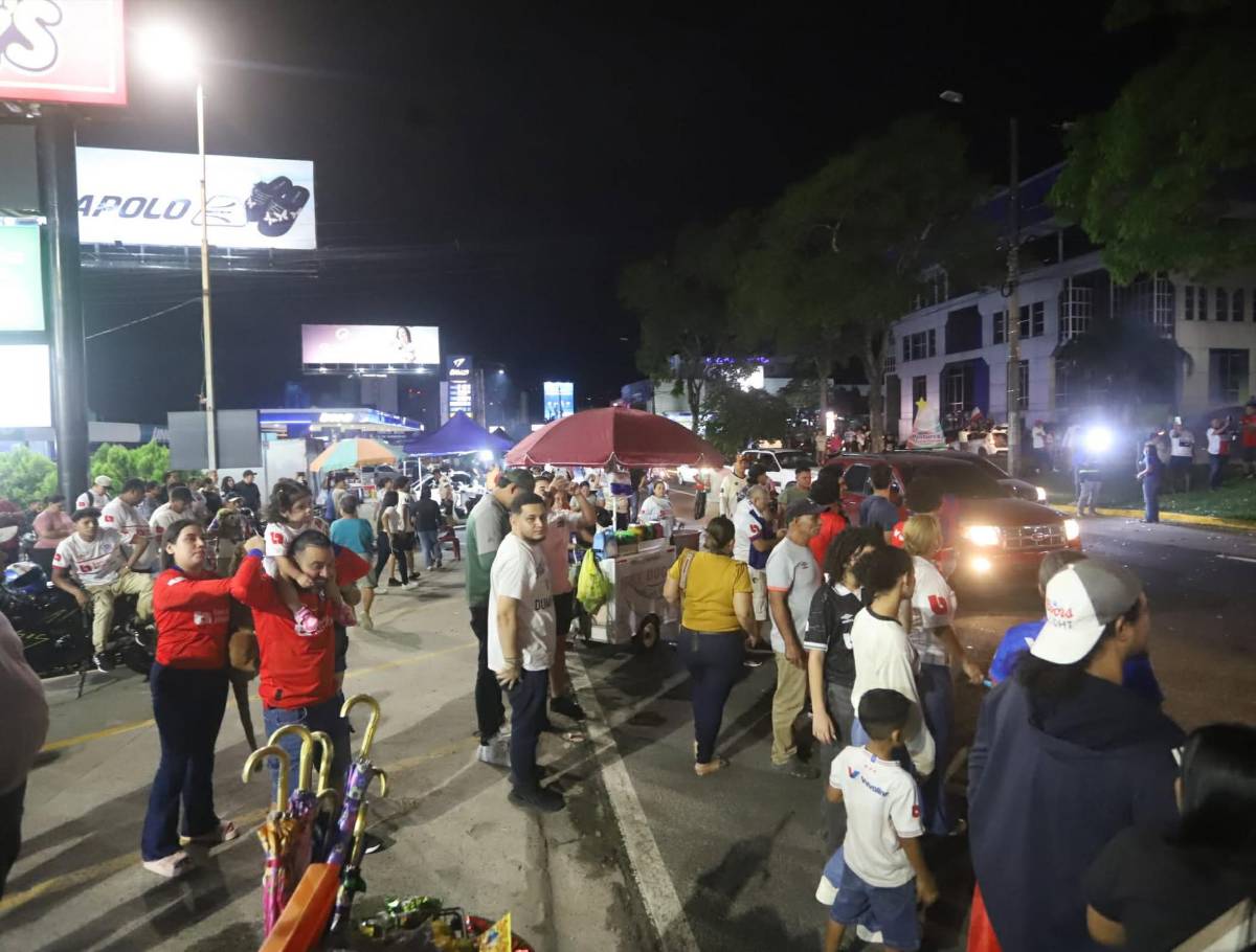 Eufórica celebración de aficionados del Olimpia en calles de San Pedro Sula por copa 40