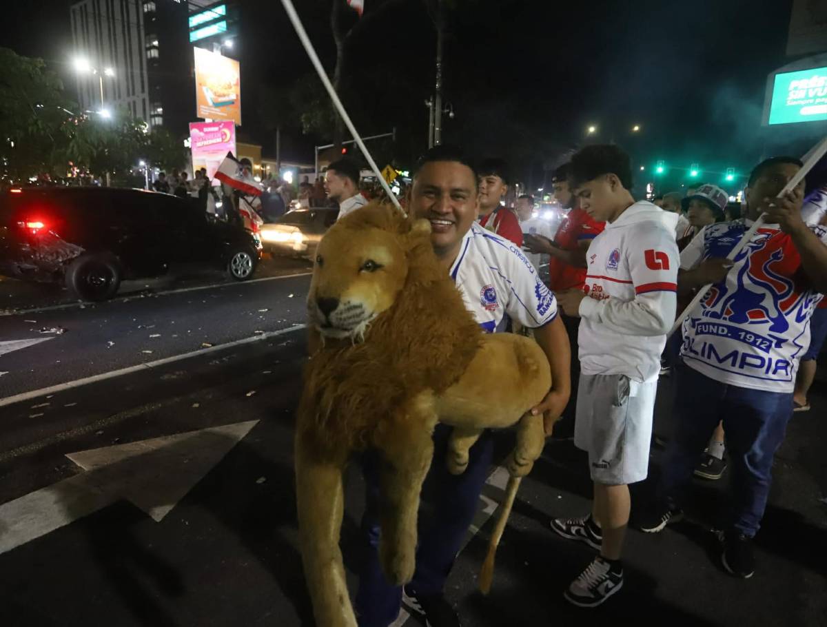 Eufórica celebración de aficionados del Olimpia en calles de San Pedro Sula por copa 40