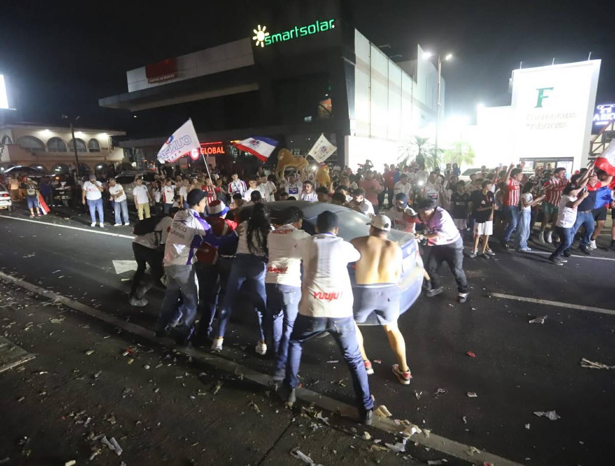 Eufórica celebración de aficionados del Olimpia en calles de San Pedro Sula por copa 40