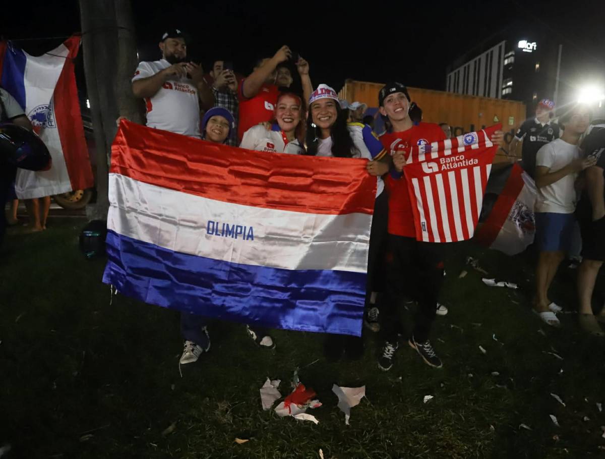 Eufórica celebración de aficionados del Olimpia en calles de San Pedro Sula por copa 40