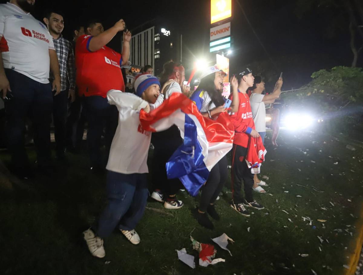 Eufórica celebración de aficionados del Olimpia en calles de San Pedro Sula por copa 40