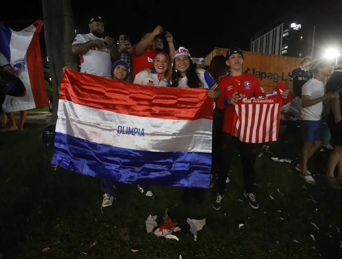 Eufórica celebración de aficionados del Olimpia en calles de San Pedro Sula por copa 40