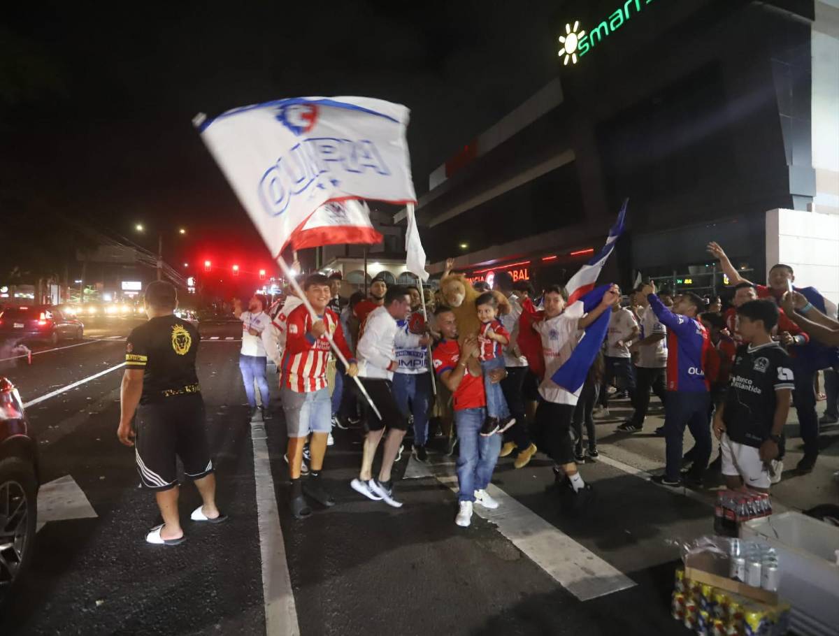Eufórica celebración de aficionados del Olimpia en calles de San Pedro Sula por copa 40