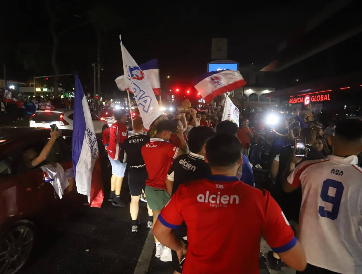 Eufórica celebración de aficionados del Olimpia en calles de San Pedro Sula por copa 40