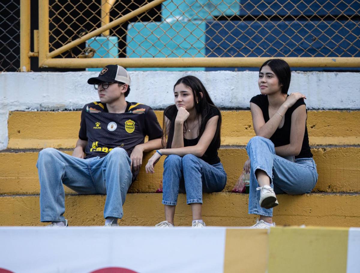 Lindas chicas y siguieron el ejemplo de los tiktokers: Así se vive la previa del Real España-Juticalpa