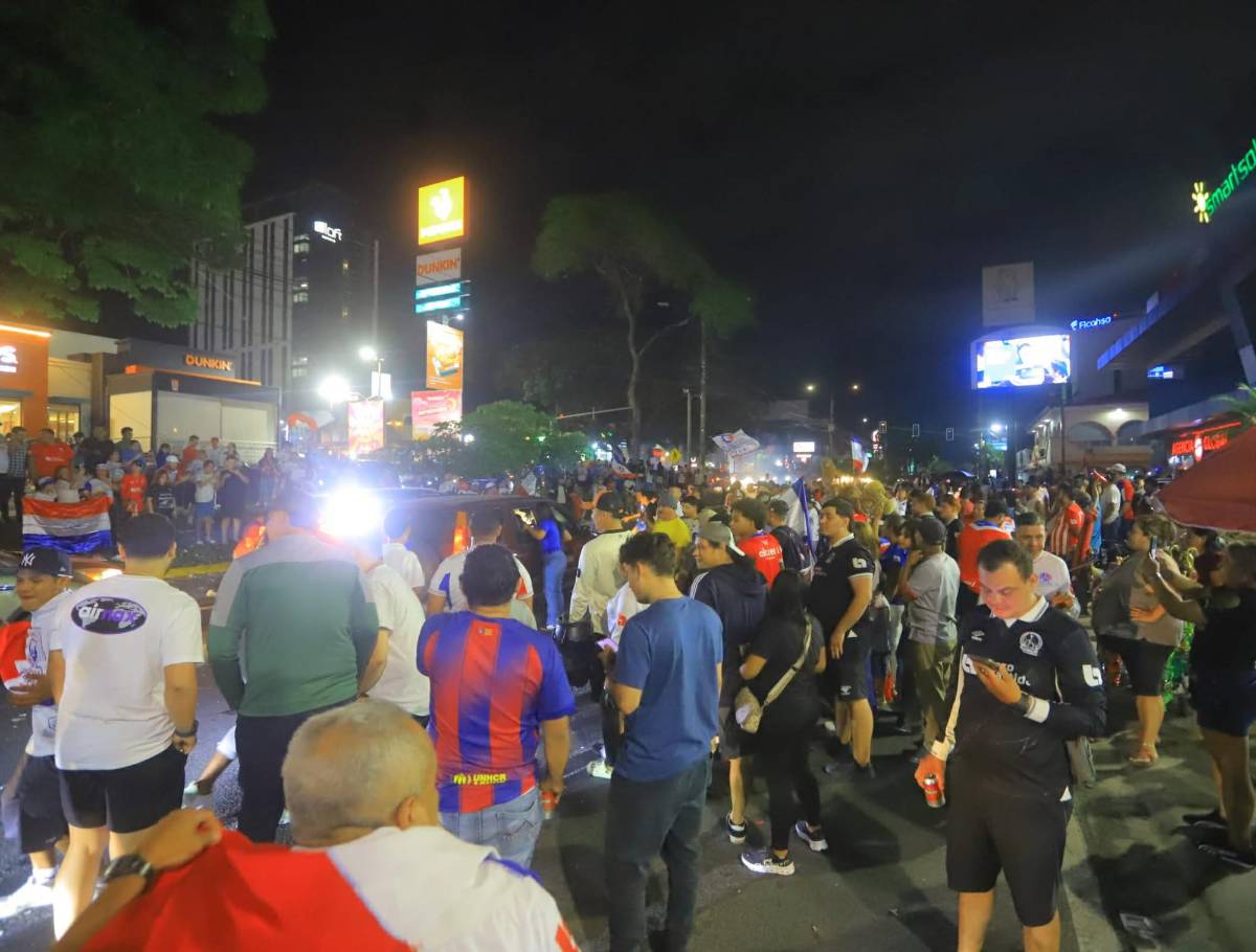 Eufórica celebración de aficionados del Olimpia en calles de San Pedro Sula por copa 40