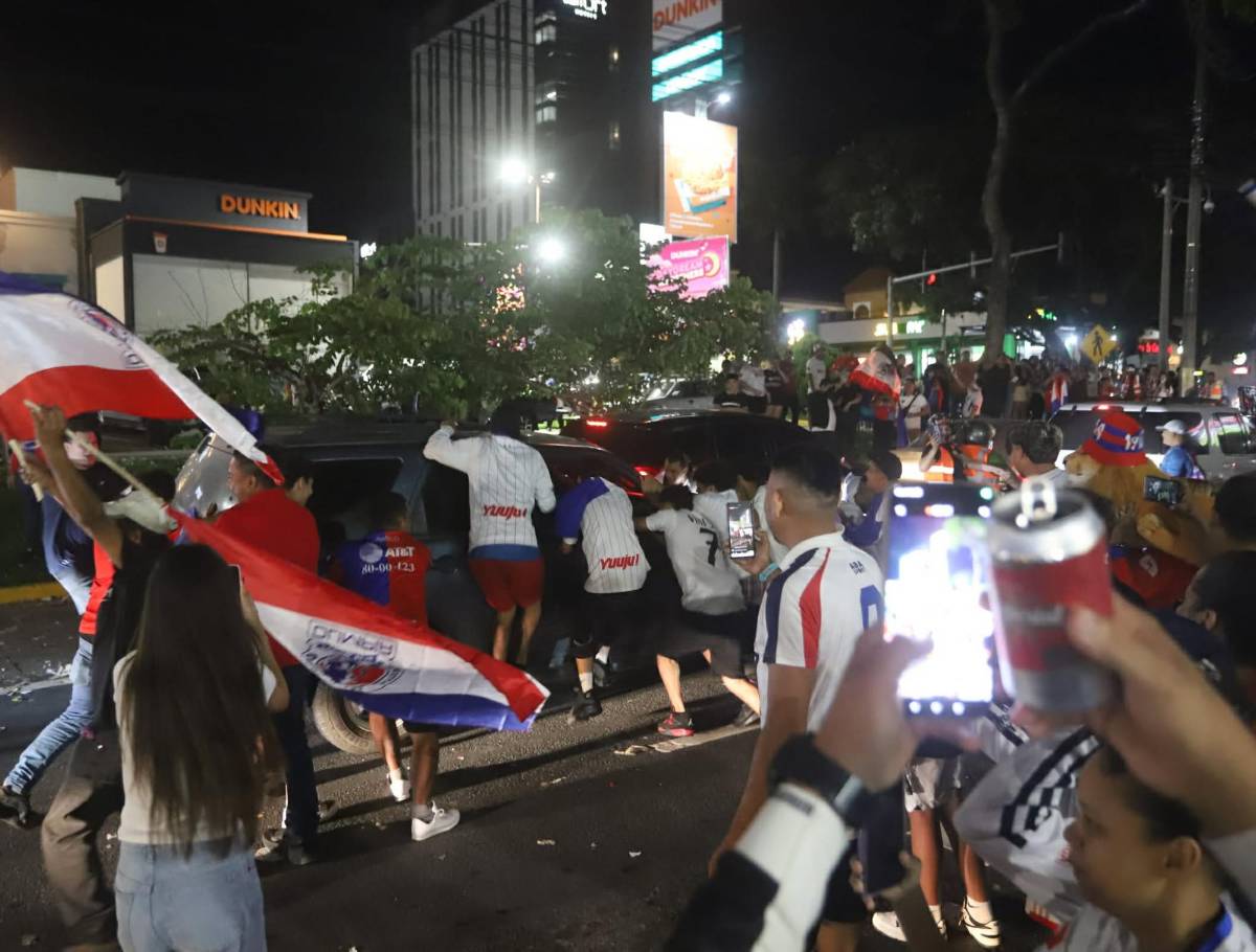 Eufórica celebración de aficionados del Olimpia en calles de San Pedro Sula por copa 40