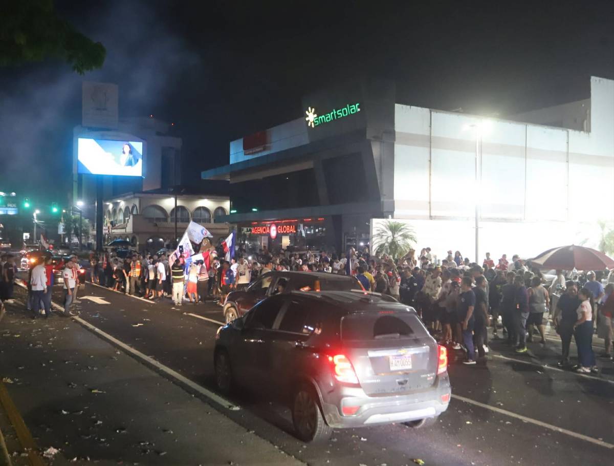 Eufórica celebración de aficionados del Olimpia en calles de San Pedro Sula por copa 40