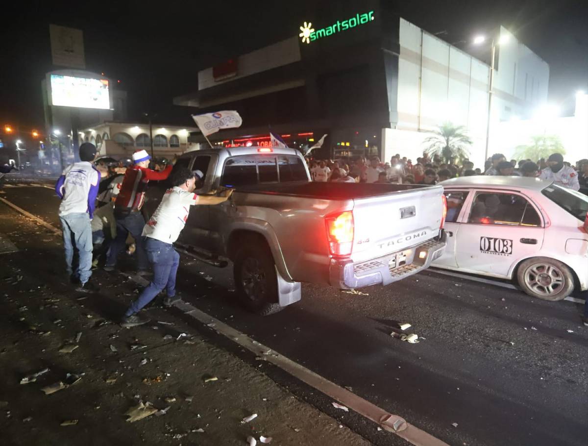 Eufórica celebración de aficionados del Olimpia en calles de San Pedro Sula por copa 40