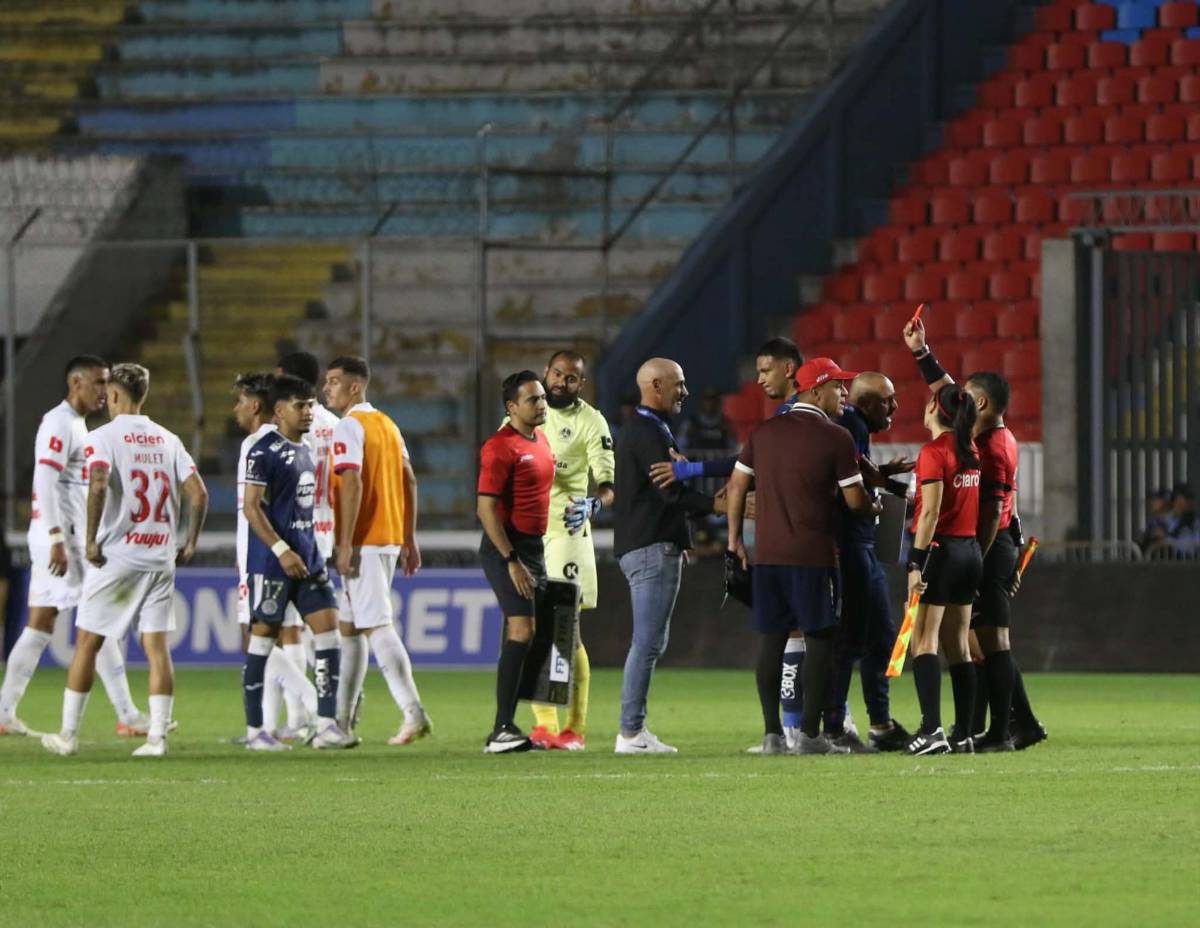 Menjívar enciende a la Revo, polémica bronca del Olimpia con el árbitro y De Olivera salvó a Motagua