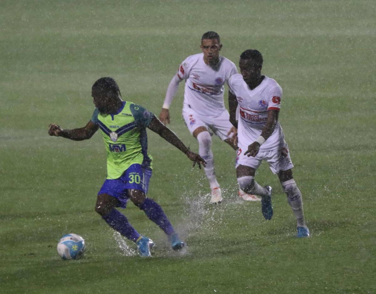 En fotos: Así luce la cancha del estadio Nacional Chelato Uclés por fuerte lluvia en Tegucigalpa