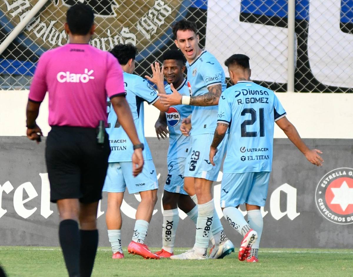 Fotos: Futbolista terminó jugando vendado, tristeza en el Génesis y las bellezas en el estadio
