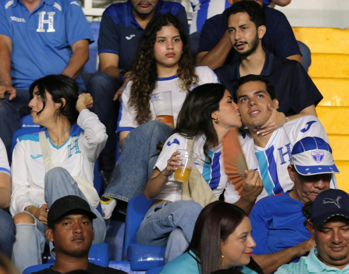 Chica de verde sorprende y otra roba beso; las bellezas en el Honduras ante Surinam