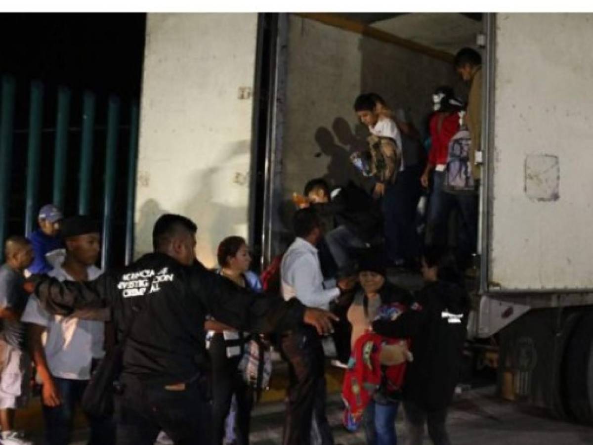 Varios hondureños entre 300 migrantes hallados hacinados en dos tráileres en sur de México