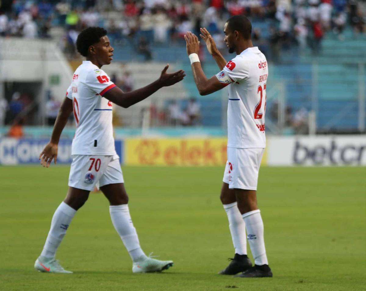 Lo que hizo Roxana Somoza, esposa de jugador roba suspiros, Edwin preocupa y felicidad de Olimpia