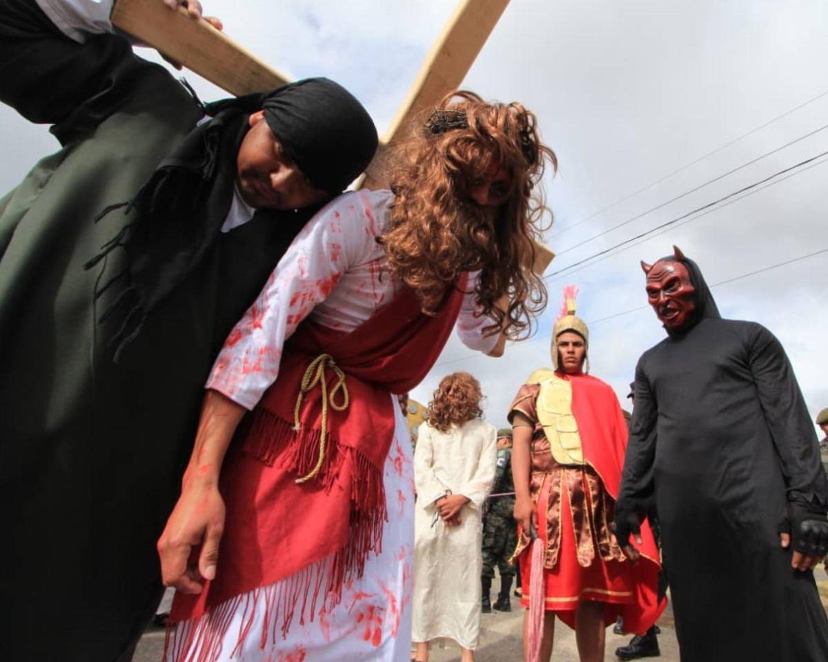 Soldados recrean santo viacrucis en Parada Marte previo a la Semana Santa
