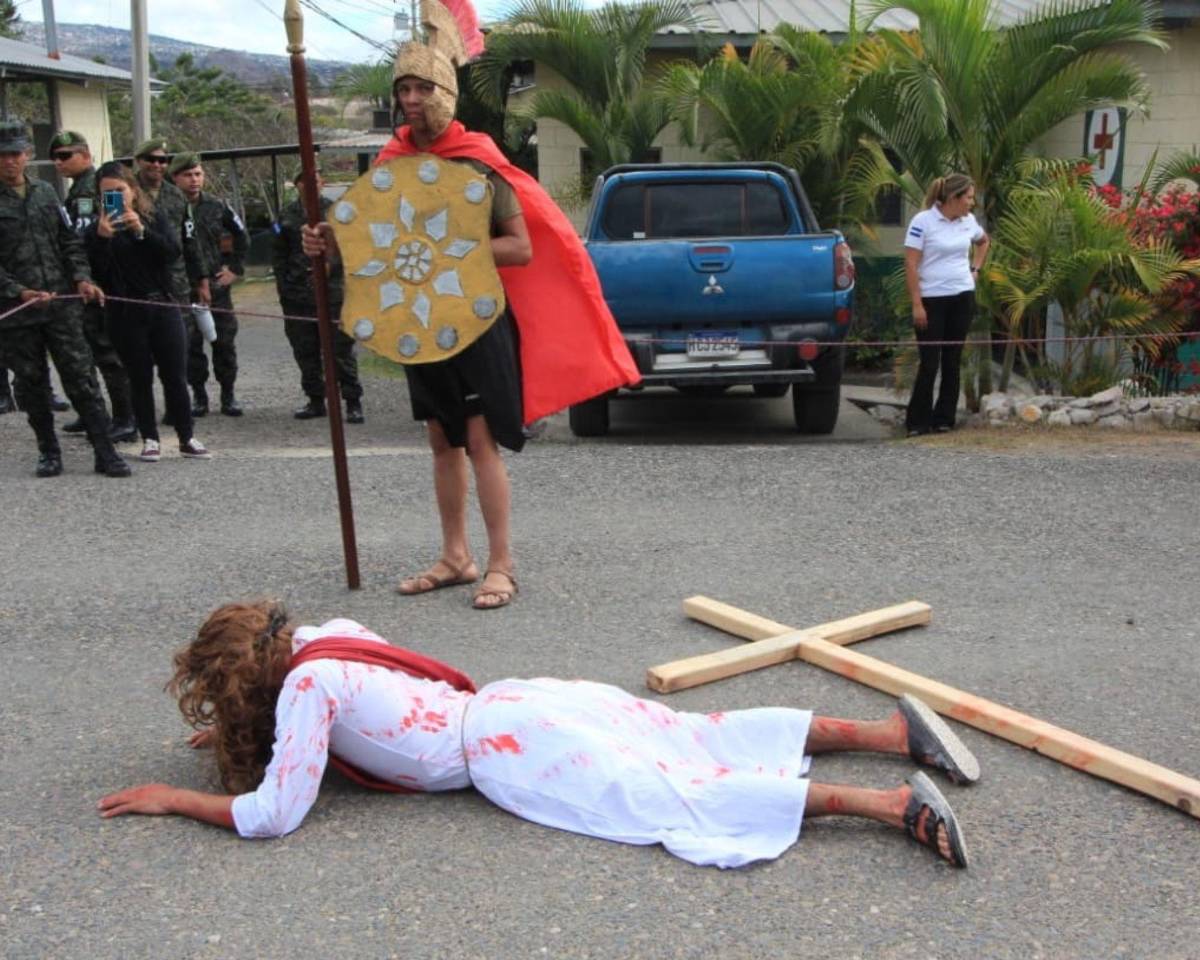 Soldados recrean santo viacrucis en Parada Marte previo a la Semana Santa