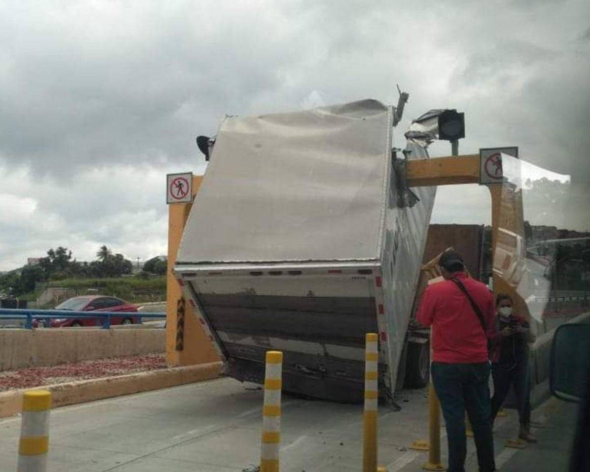 Camiones y buses accidentados que registra la vía rápida Ricardo Álvarez