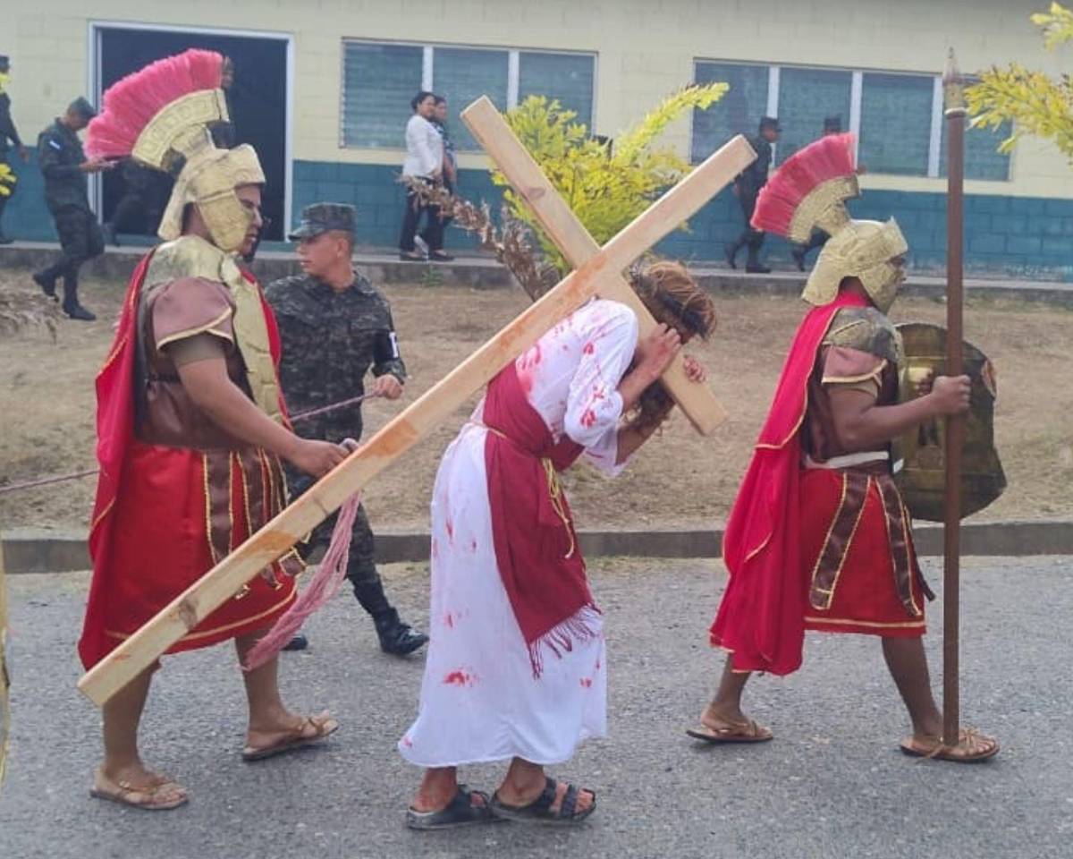 Soldados recrean santo viacrucis en Parada Marte previo a la Semana Santa